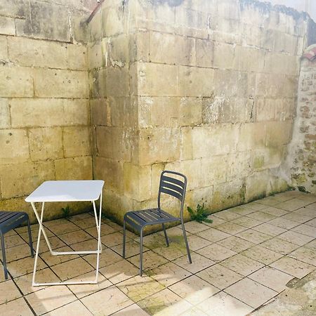 Appartement Avec Cour Privee Saint-Jean-dʼAngély Екстериор снимка